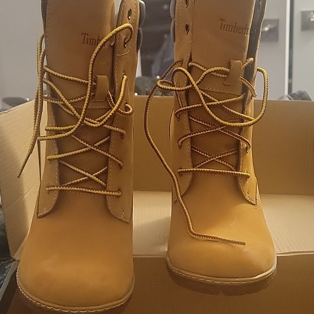 Timberland Women's Tan Lace-Up Heeled Boots with Dark Collar - Picture 2 of 4